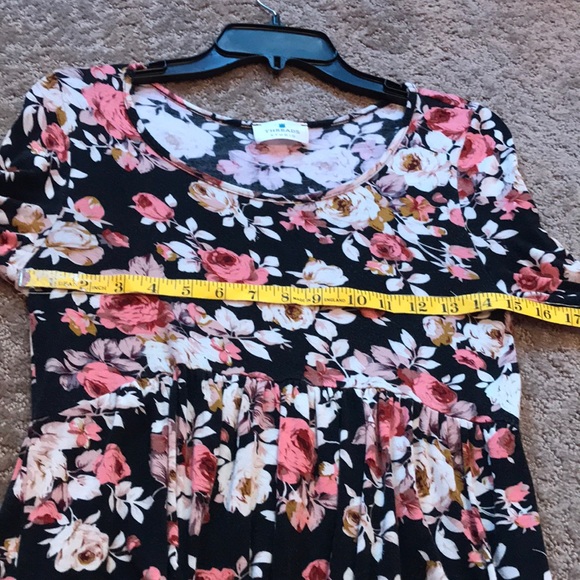 3/$20 🦋 Threads Studio Floral Ruffled Blouse - Picture 8 of 9